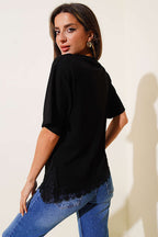 https://cdn.pazarium.com.tr/dantel-detayli-yan-yirtmacli-t-shirt-siyah-783537-19-B.jpg