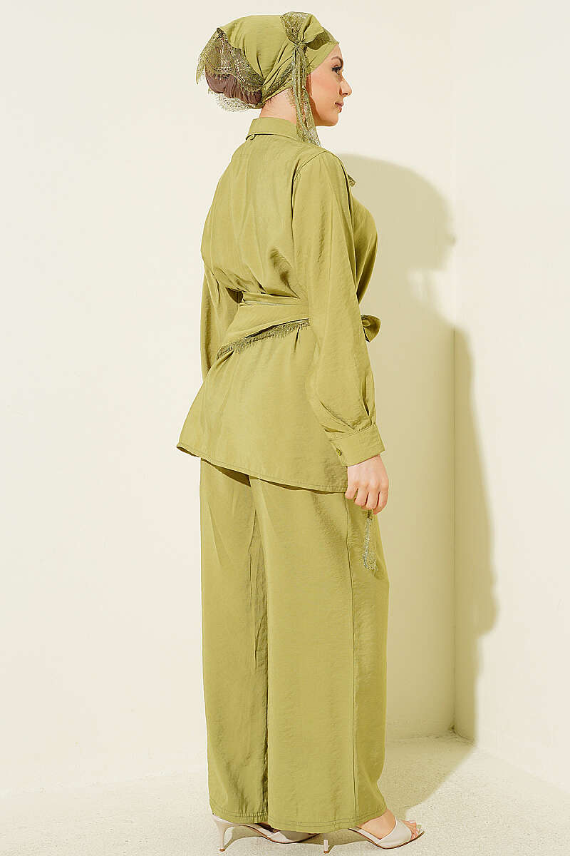 https://cdn.pazarium.com.tr/dantel-sal-detayli-gizli-dugmeli-takim-cagla-yesili-782821-19-B.jpg