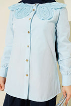 https://cdn.pazarium.com.tr/dantelli-bebe-yakali-poplin-gomlek-bebe-mavi-795135-19-B.jpg