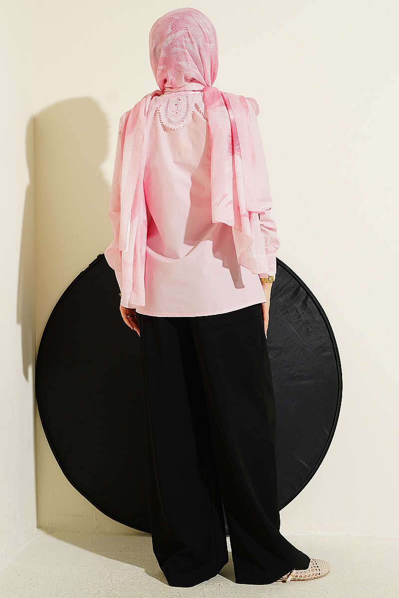 https://cdn.pazarium.com.tr/dantelli-bebe-yakali-poplin-gomlek-pembe-795146-19-B.jpg