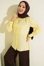 https://cdn.pazarium.com.tr/dantelli-bebe-yakali-poplin-gomlek-sari-795111-19-B.jpg