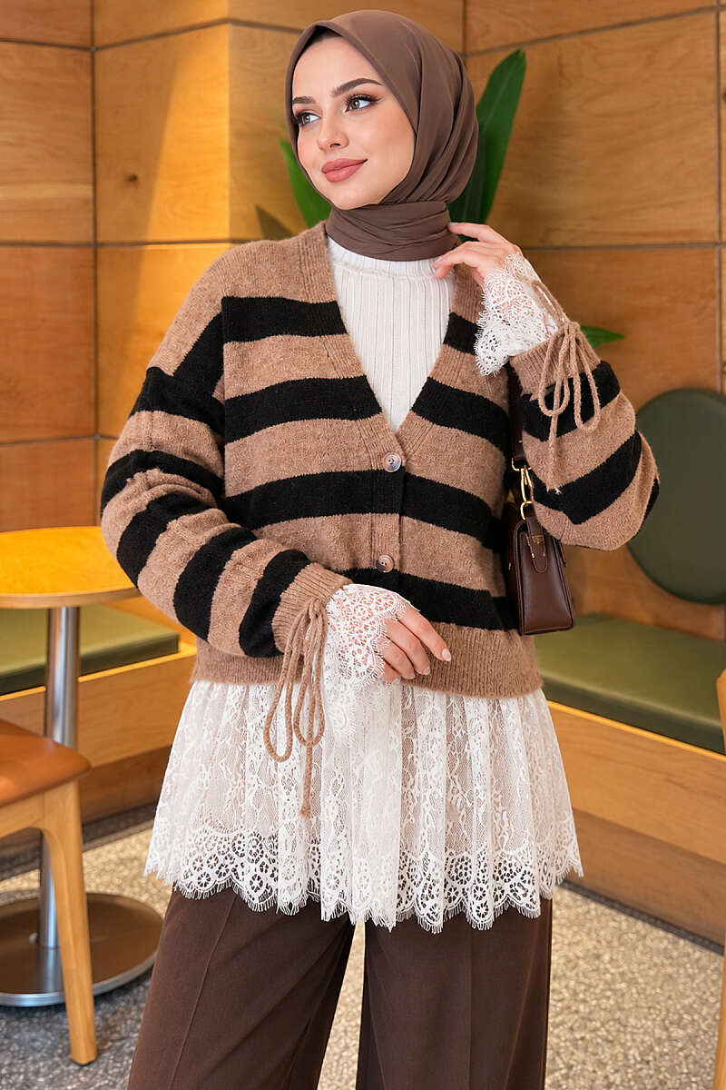https://cdn.pazarium.com.tr/dantelli-cizgili-kollari-buzgulu-triko-hirka-latte-840788-20-B.jpg
