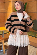 https://cdn.pazarium.com.tr/dantelli-cizgili-kollari-buzgulu-triko-hirka-latte-840788-20-B.jpg