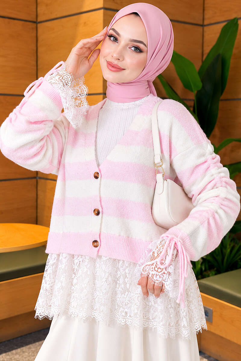 https://cdn.pazarium.com.tr/dantelli-cizgili-kollari-buzgulu-triko-hirka-pembe-841309-20-B.jpg