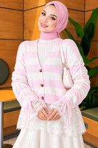 https://cdn.pazarium.com.tr/dantelli-cizgili-kollari-buzgulu-triko-hirka-pembe-841310-20-B.jpg