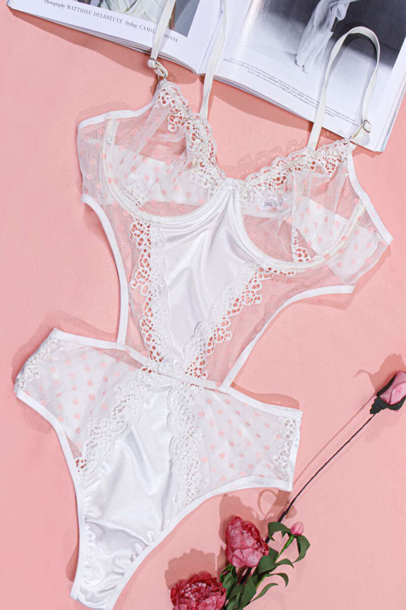https://cdn.pazarium.com.tr/dantelli-ip-askili-bodysuit-beyaz-pudra-637302-15-B.jpg