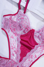 https://cdn.pazarium.com.tr/dantelli-ip-askili-bodysuit-fusya-beyaz-637297-15-B.jpg