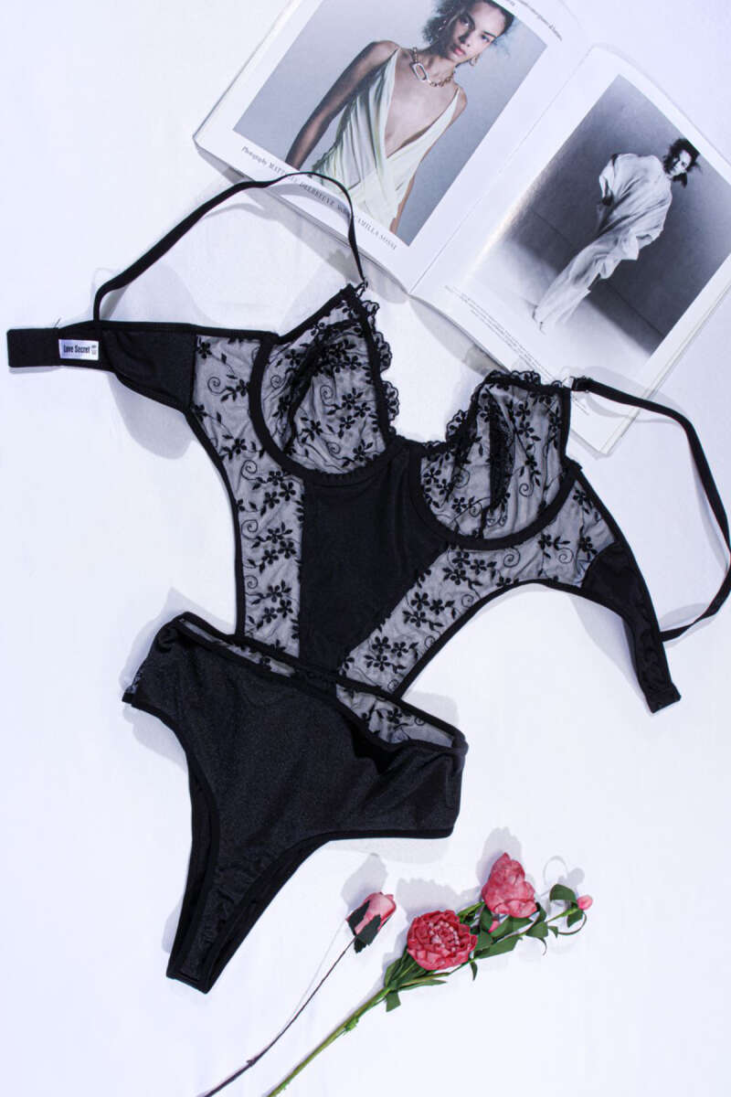 https://cdn.pazarium.com.tr/dantelli-ip-askili-bodysuit-siyah-637290-15-B.jpg
