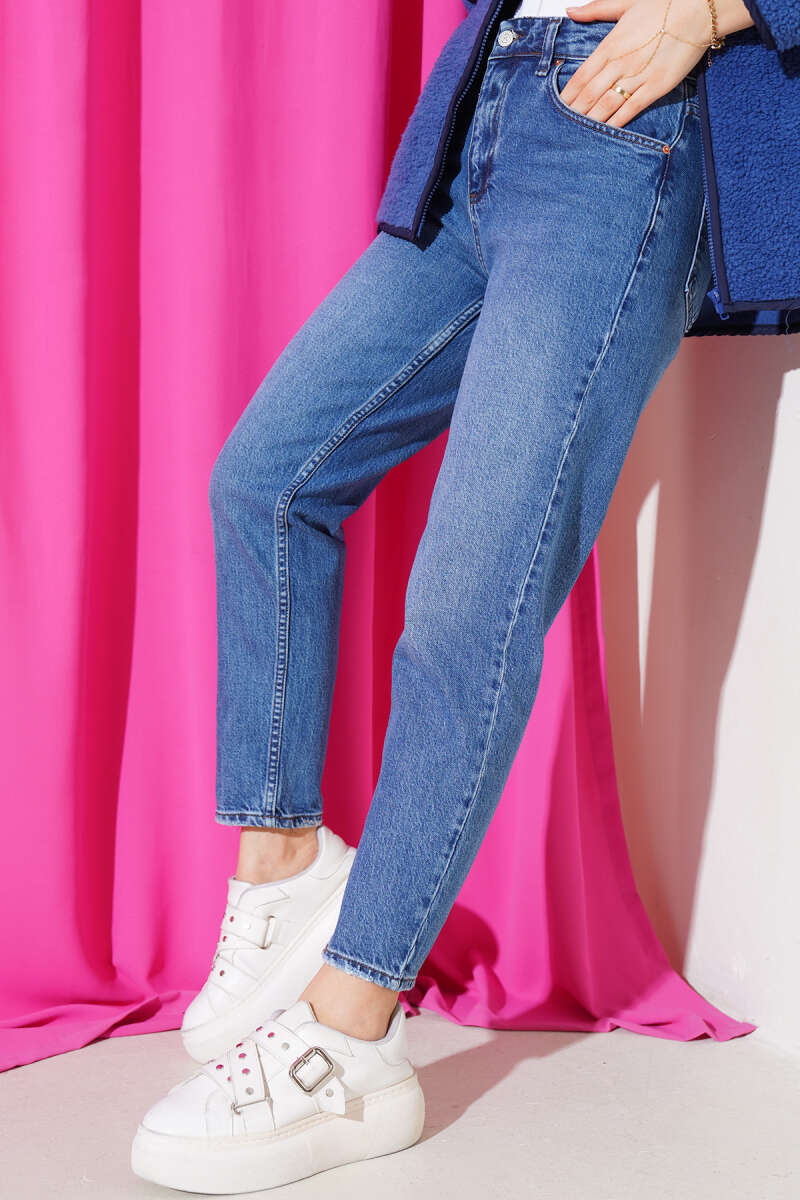 https://cdn.pazarium.com.tr/dar-paca-mom-jeans-kot-pantolon-mavi-570281-13-B.jpg