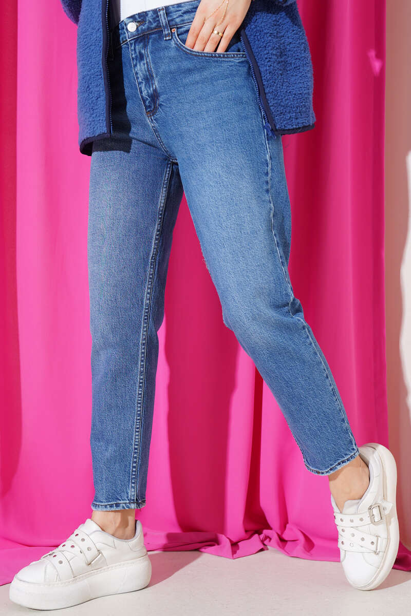 https://cdn.pazarium.com.tr/dar-paca-mom-jeans-kot-pantolon-mavi-570282-13-B.jpg