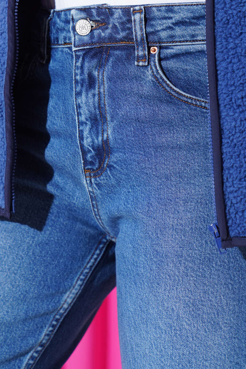 https://cdn.pazarium.com.tr/dar-paca-mom-jeans-kot-pantolon-mavi-570284-13-B.jpg