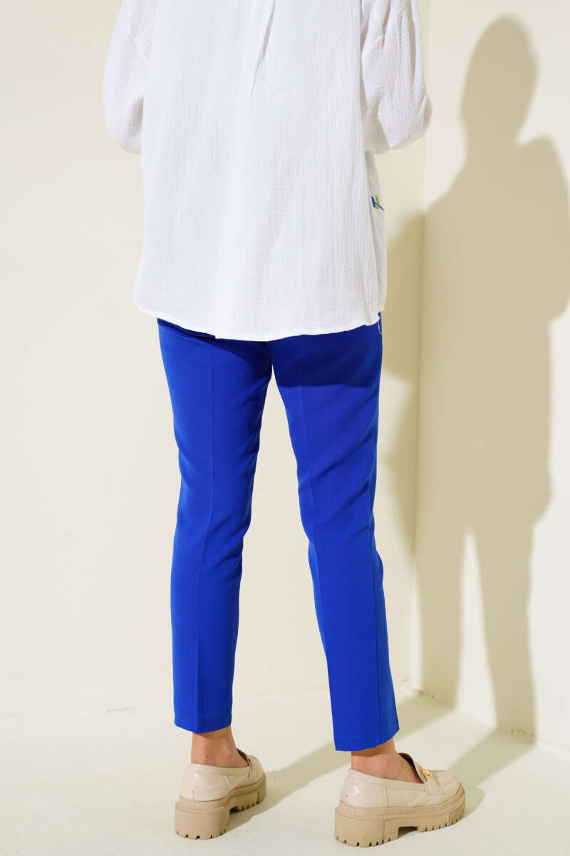 https://cdn.pazarium.com.tr/dar-paca-pileli-kumas-pantolon-saks-512726-12-B.jpg