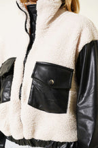 https://cdn.pazarium.com.tr/deri-garnili-cepli-pelus-mont-siyah-bej-683878-16-B.jpg