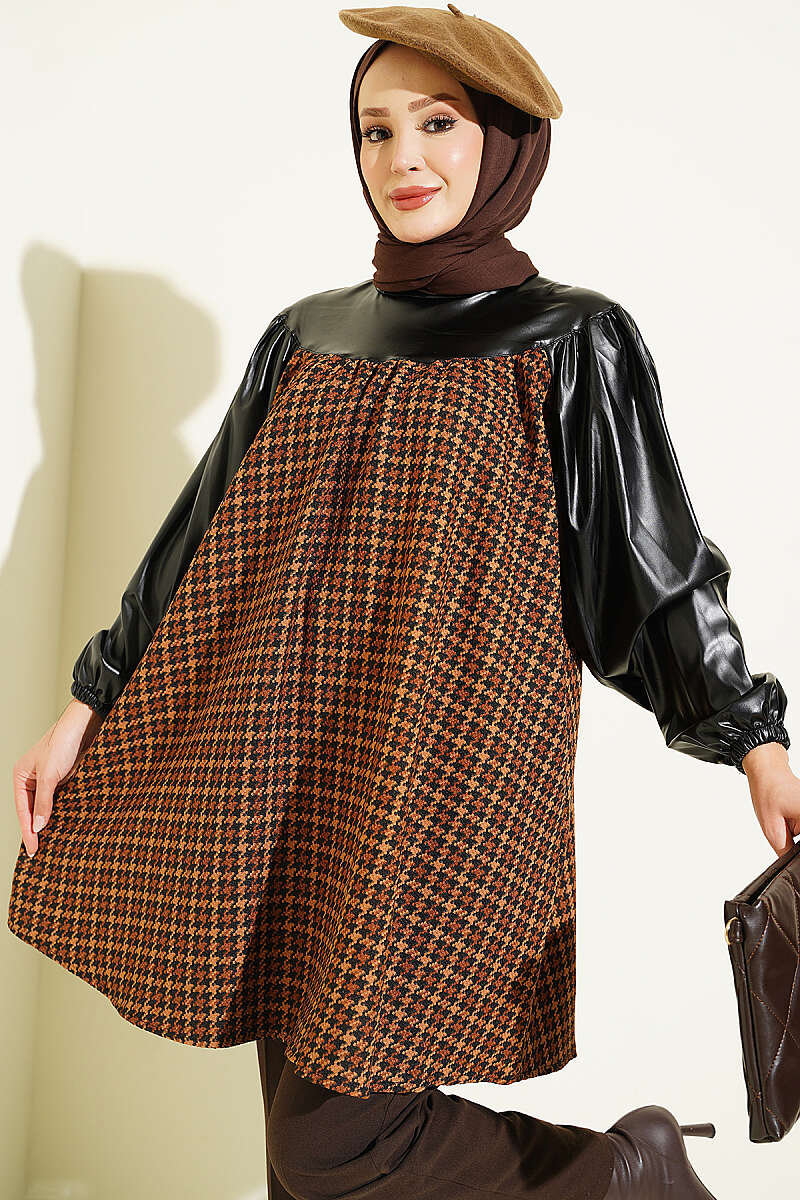 https://cdn.pazarium.com.tr/deri-garnili-kazayagi-desenli-tunik-camel-818515-20-B.jpg