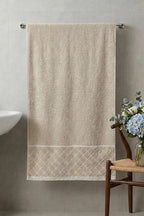 Desen Detaylı Şerit Geçişli Banyo Havlusu