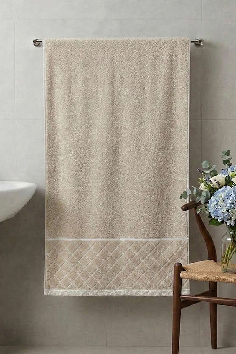 Desen Detaylı Şerit Geçişli Banyo Havlusu