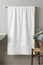 Desen Detaylı Şerit Geçişli Banyo Havlusu