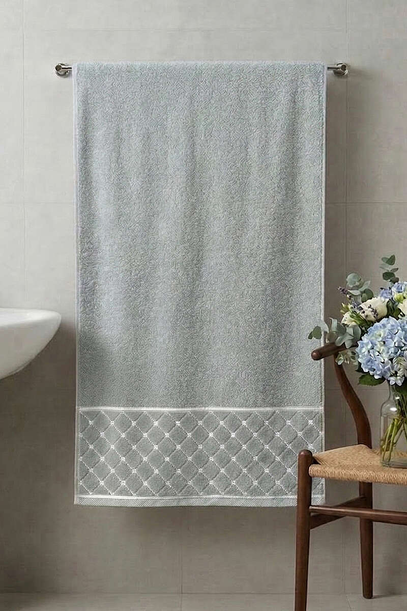 Desen Detaylı Şerit Geçişli Banyo Havlusu Gri