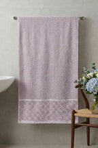 Desen Detaylı Şerit Geçişli Banyo Havlusu Lila