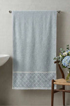 Desen Detaylı Şerit Geçişli Banyo Havlusu Mavi