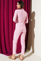 https://cdn.pazarium.com.tr/desenli-dugmeli-suet-pijama-takimi-cizgili-pembe-708464-17-B.jpg