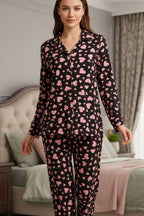 https://cdn.pazarium.com.tr/desenli-dugmeli-suet-pijama-takimi-siyah-pudra-715999-17-B.jpg