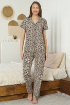 https://cdn.pazarium.com.tr/desenli-kruvaze-yaka-kisa-kol-pijama-takimi-leopar-749101-18-B.jpg