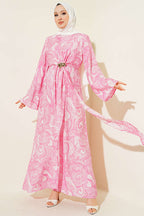 https://cdn.pazarium.com.tr/desenli-onu-baglama-detayli-elbise-pembe-794818-19-B.jpg