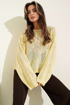 https://cdn.pazarium.com.tr/desenli-oversize-ajur-triko-kazak-sari-761788-18-B.jpg