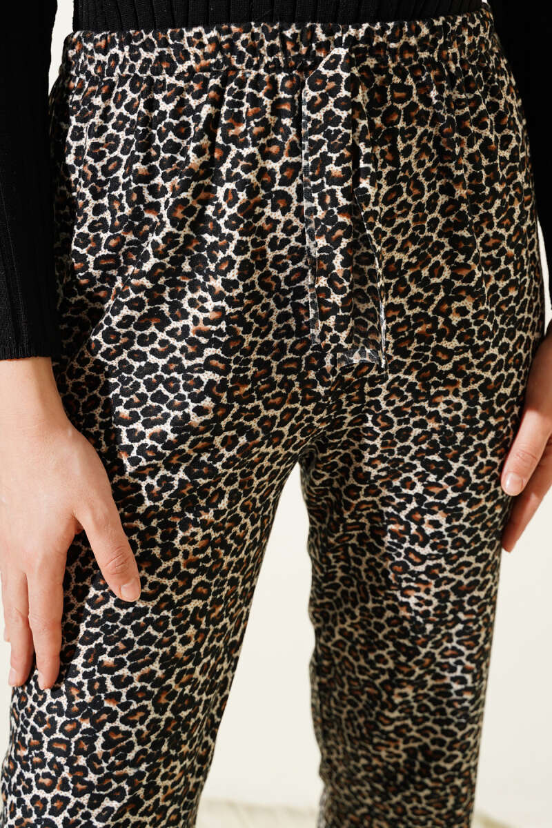 https://cdn.pazarium.com.tr/desenli-suet-pijama-alti-leopar-ekru-574965-13-B.jpg