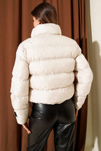 https://cdn.pazarium.com.tr/dik-yaka-fermuarli-kisa-sisme-mont-tas-690339-16-B.jpg