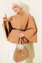 https://cdn.pazarium.com.tr/dik-yaka-gold-dugmeli-kase-panco-camel-717064-17-B.jpg