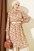 https://cdn.pazarium.com.tr/dik-yaka-karisik-desen-sifon-tunik-camel-816033-20-B.jpg