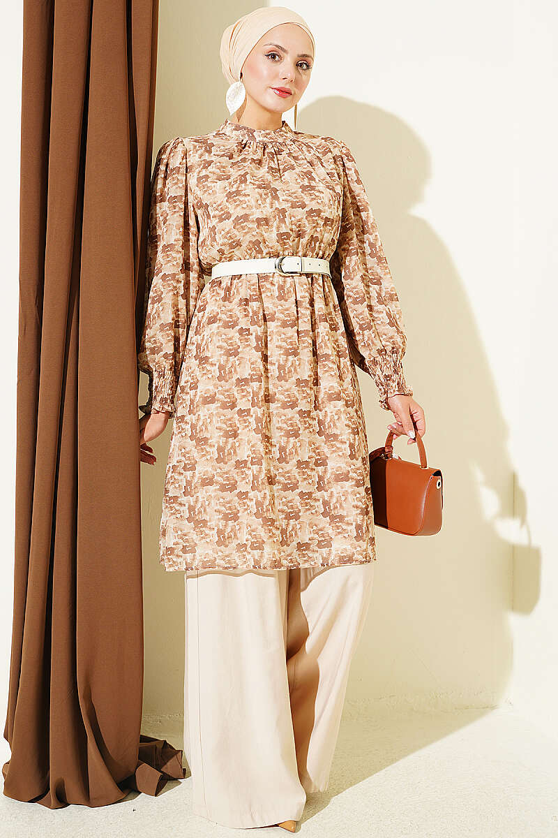 https://cdn.pazarium.com.tr/dik-yaka-karisik-desen-sifon-tunik-camel-816034-20-B.jpg