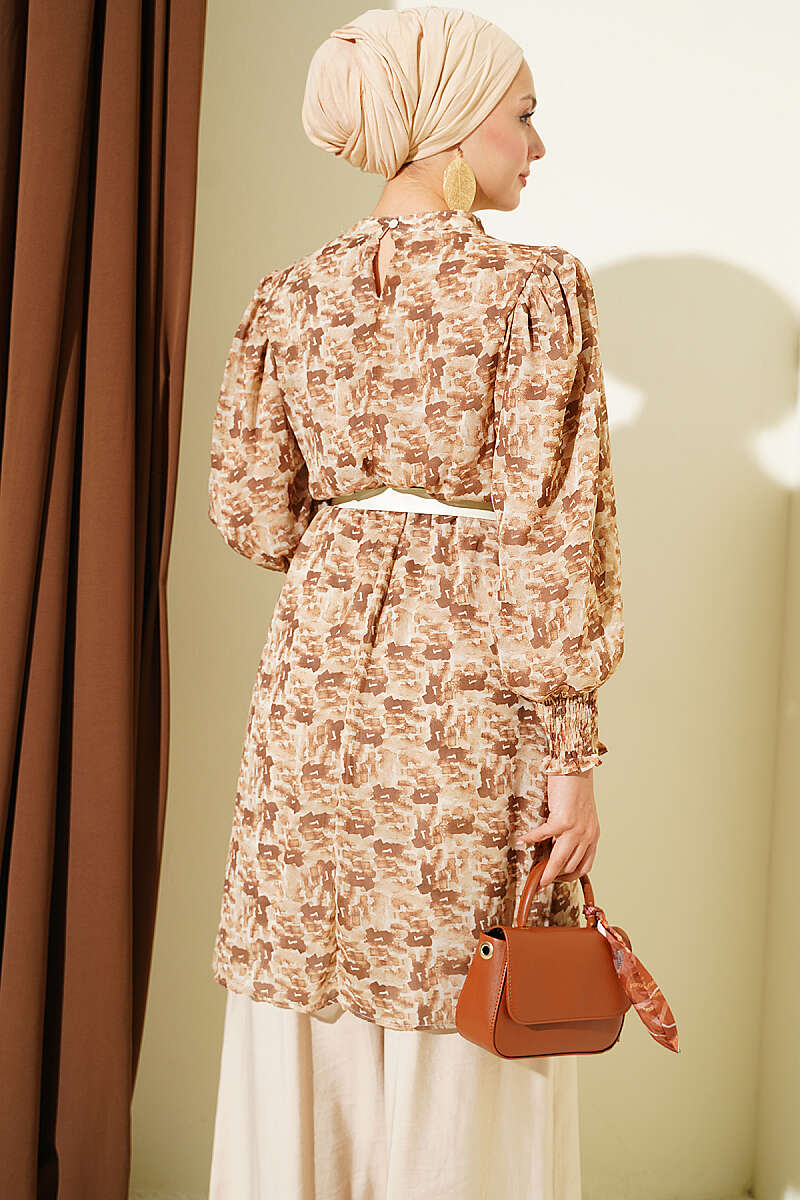 https://cdn.pazarium.com.tr/dik-yaka-karisik-desen-sifon-tunik-camel-816035-20-B.jpg