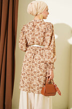 https://cdn.pazarium.com.tr/dik-yaka-karisik-desen-sifon-tunik-camel-816035-20-B.jpg