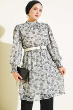 https://cdn.pazarium.com.tr/dik-yaka-karisik-desen-sifon-tunik-gri-816037-20-B.jpg