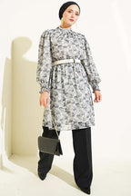 https://cdn.pazarium.com.tr/dik-yaka-karisik-desen-sifon-tunik-gri-816038-20-B.jpg