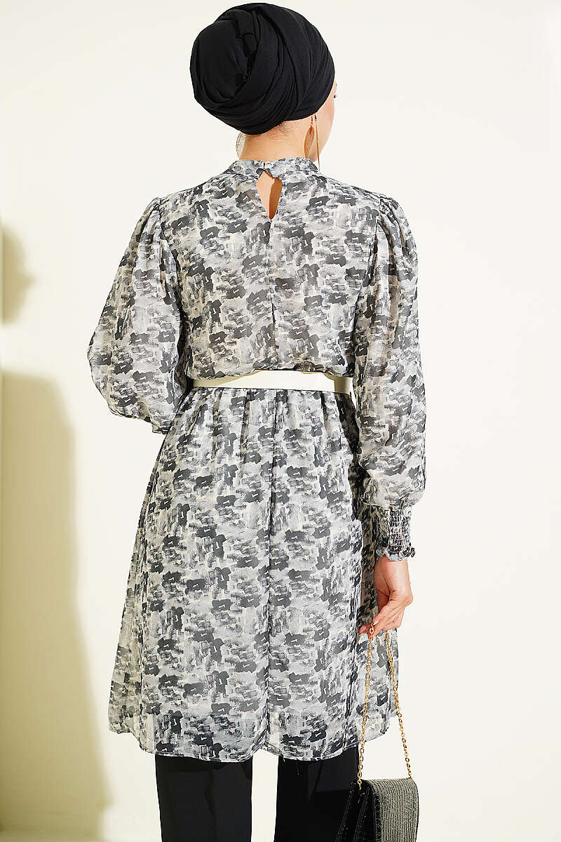 https://cdn.pazarium.com.tr/dik-yaka-karisik-desen-sifon-tunik-gri-816039-20-B.jpg
