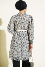 https://cdn.pazarium.com.tr/dik-yaka-karisik-desen-sifon-tunik-gri-816039-20-B.jpg