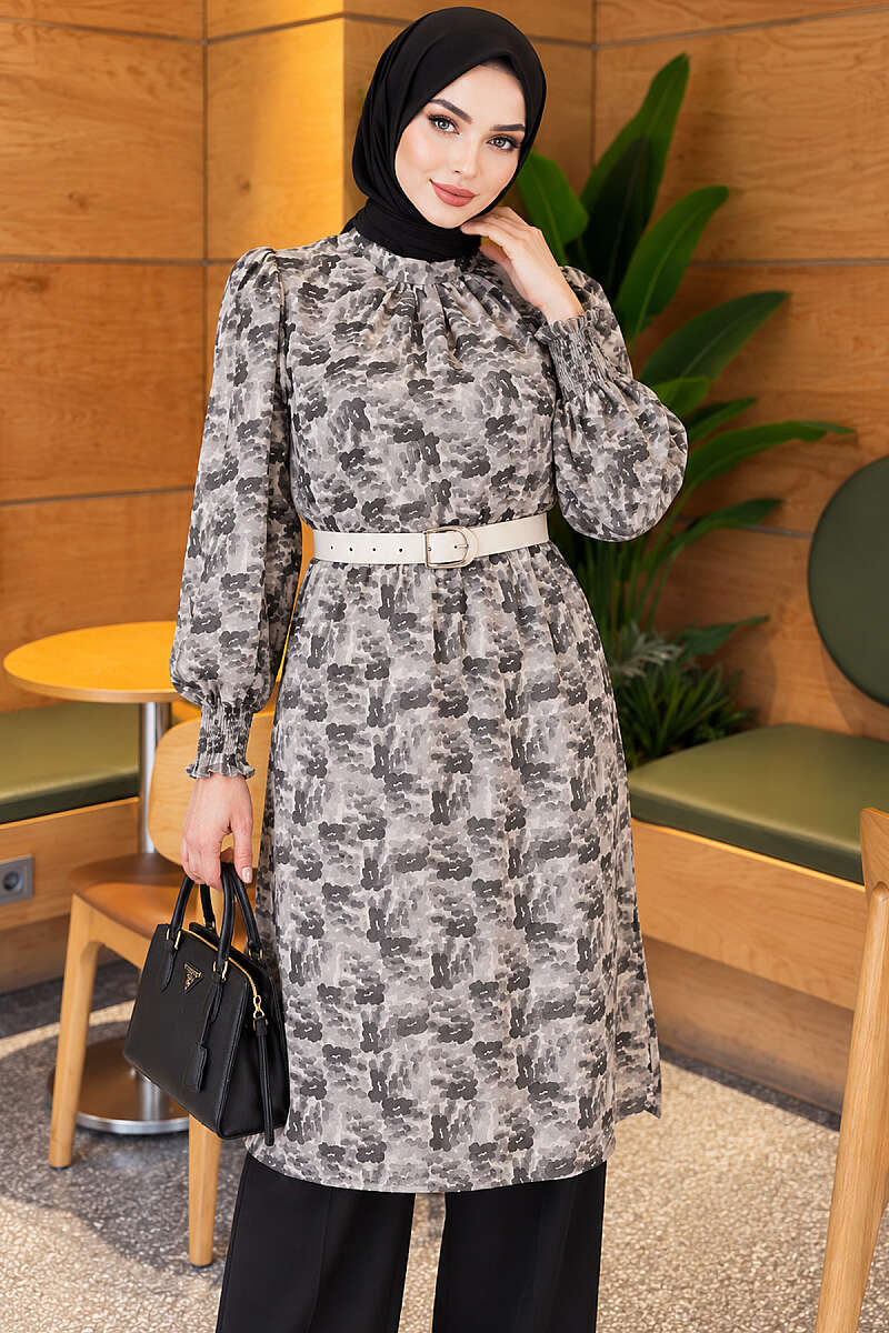 https://cdn.pazarium.com.tr/dik-yaka-karisik-desen-sifon-tunik-gri-833810-20-B.jpg