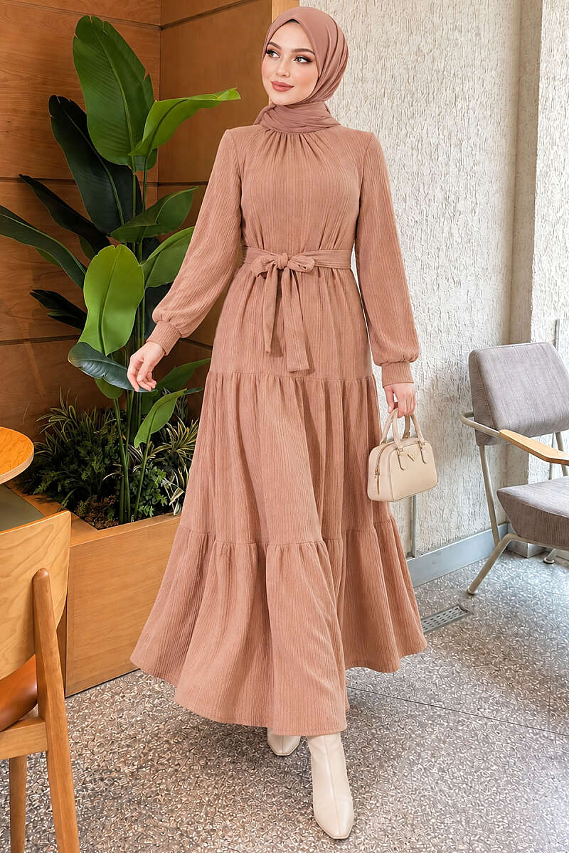 https://cdn.pazarium.com.tr/dik-yaka-kendinden-desenli-orme-elbise-camel-833309-20-B.jpg