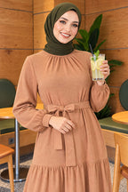 https://cdn.pazarium.com.tr/dik-yaka-kendinden-desenli-orme-elbise-latte-833314-20-B.jpg