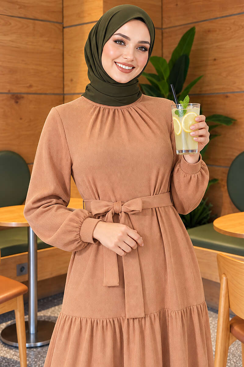 https://cdn.pazarium.com.tr/dik-yaka-kendinden-desenli-orme-elbise-latte-833314-20-B.jpg