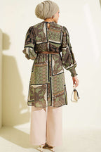 https://cdn.pazarium.com.tr/dik-yaka-kol-gipeli-desenli-tunik-yesil-816591-20-B.jpg