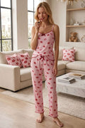 https://cdn.pazarium.com.tr/dudak-desen-ip-askili-pijama-takimi-pembe-799796-19-B.jpg