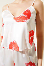 https://cdn.pazarium.com.tr/dudak-figurlu-askili-saten-pijama-takim-beyaz-626309-15-B.jpg