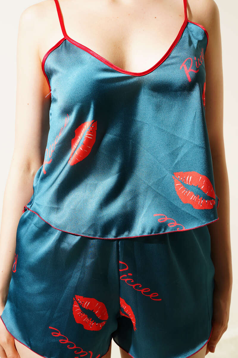 https://cdn.pazarium.com.tr/dudakli-askili-saten-pijama-takim-zumrut-626322-15-B.jpg
