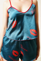 https://cdn.pazarium.com.tr/dudakli-askili-saten-pijama-takim-zumrut-626322-15-B.jpg