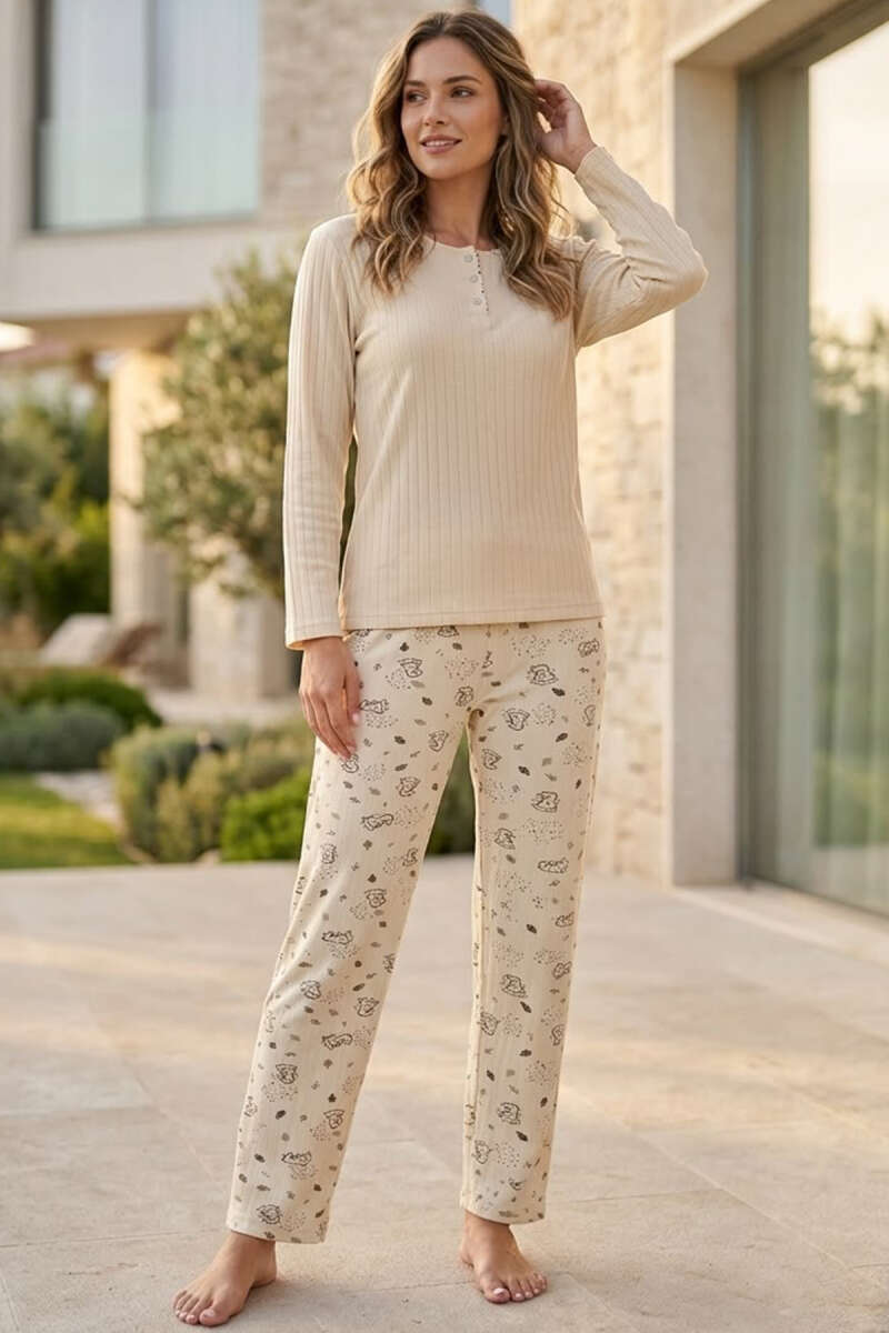 https://cdn.pazarium.com.tr/dugme-detayli-desenli-kadin-pijama-takimi-bej-840462-20-B.jpg